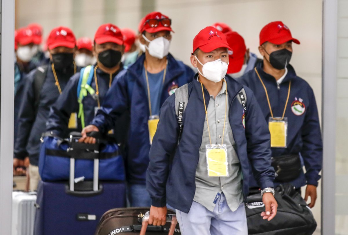 20일 오전 인천국제공항 제2터미널 입국장에서 네팔에서 온 외국인근로자들이 입국하고 있다. 고용노동부는 최근 5년간 매년 5만~6만명 수준이었던 외국인 근로자 도입 규모를 올해 11만명으로 늘렸다. 외국인 고용허가제가 도입된 이후 역대 최대 규모다. 2023.06.20[인천공항=뉴시스]