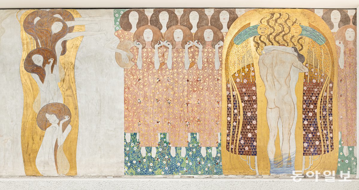 Gustav Klimt, Beethoven Frieze: The Arts, Choir of Angels, Embracing Couple, right wall, 1902 Photo: Jorit Aust