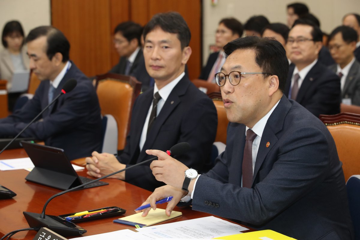 김병환 금융위원장이 24일 오전 서울 여의도 국회에서 열린 정무위원회의 금융위원회와 금융감독원에 대한 종합 국정감사에서 의원 질의에 답하고 있다. 2024.10.24/뉴스1