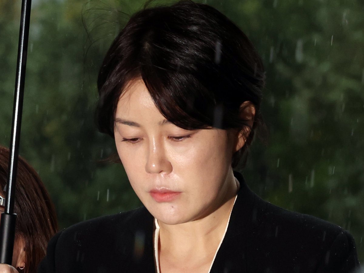 ‘음주운전 혐의’를 받는 문재인 전 대통령의 딸 문다혜 씨가 지난 18일 오후 서울 용산구 용산경찰서에 피의자 신분으로 출석하고 있다. 뉴스1