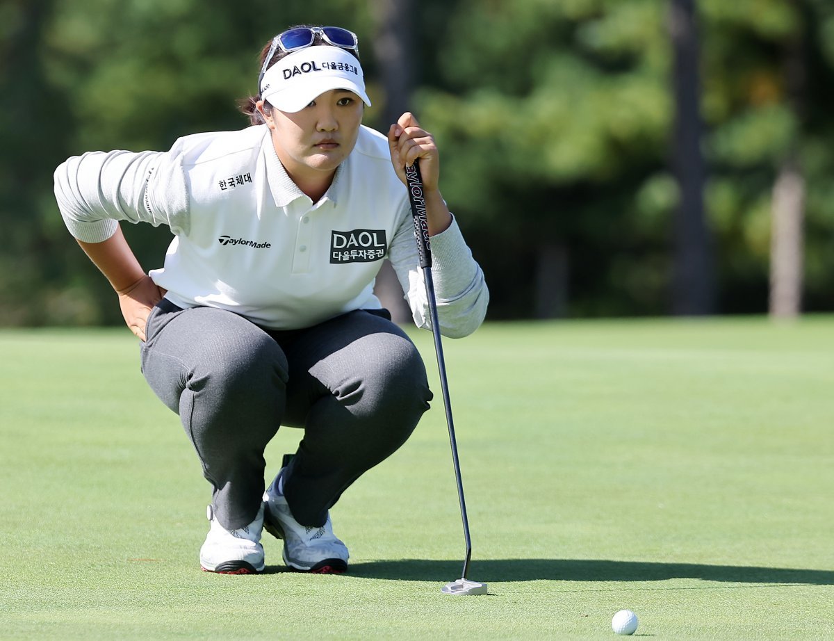 유해란(대한민국)이 20일 경기 파주 서원밸리 컨트리클럽 서원힐스에서 열린 LPGA 투어 ‘BMW 레이디스 챔피언십 2024’ 파이널 라운드 9번 홀을 살펴보고 있다. 2024.10.20/뉴스1 ⓒ News1