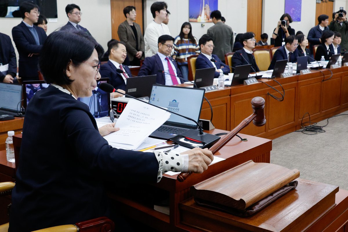 최민희 국회 과학기술정보방송통신위원회 위원장이 24일 오후 서울 여의도 국회에서 열린 방송통신위원회 및 소관 감사대상기관 전체 종합 국정감사에서 방문진 직원이 쓰러지자 “XX, 다 죽이네”라고 욕설했다며 김태규 방송통신위원장 직무대행을 국회모욕죄로 고발하기로 의결하고 있다. 2024.10.24/뉴스1