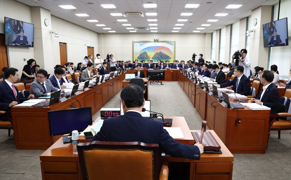 26일 오전 서울 여의도 국회에서 열린 정무위원회 전체회의에서 윤한홍 위원장이 의사봉을 두드리고 있다. 2024.8.26. 뉴스1