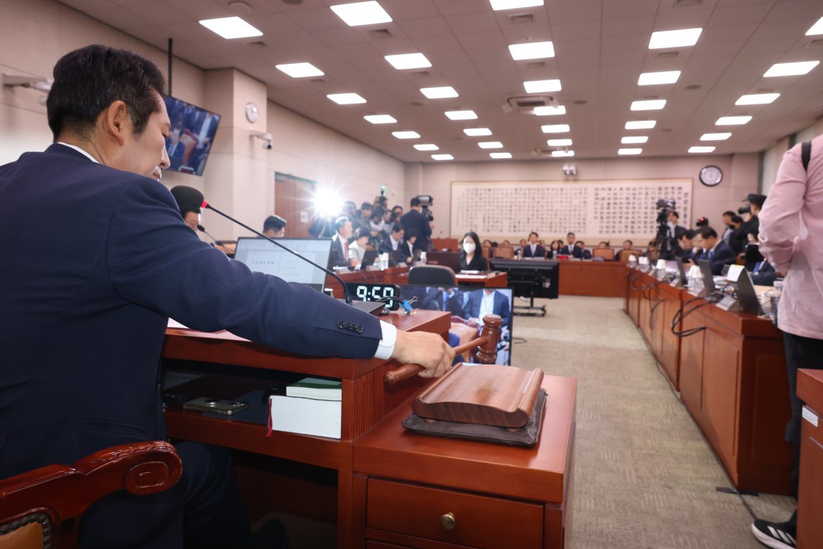 정청래 국회 법사위원장이 15일 서울 여의도 국회에서 열린 법제사법위원회의 감사원 국정감사를 개의하고 있다. 2024.10.15. 서울=뉴시스