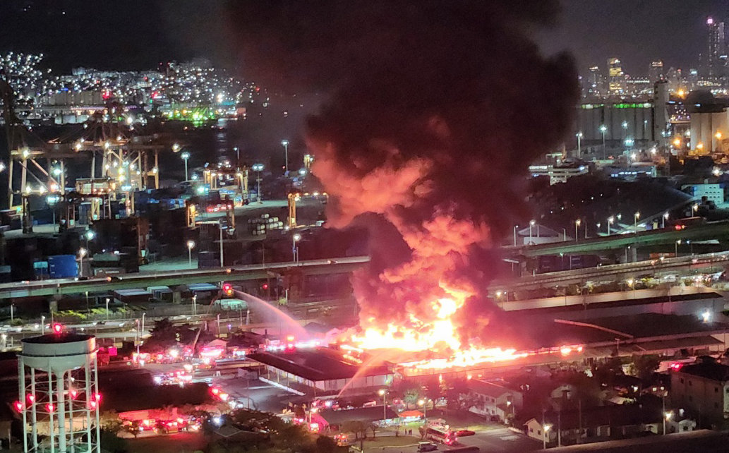 24일 오후 6시 31분경 부산 동구 범일동 55보급창에서 화재가 발생해 소방당국이 진압을 하고 있다. 독자 제공