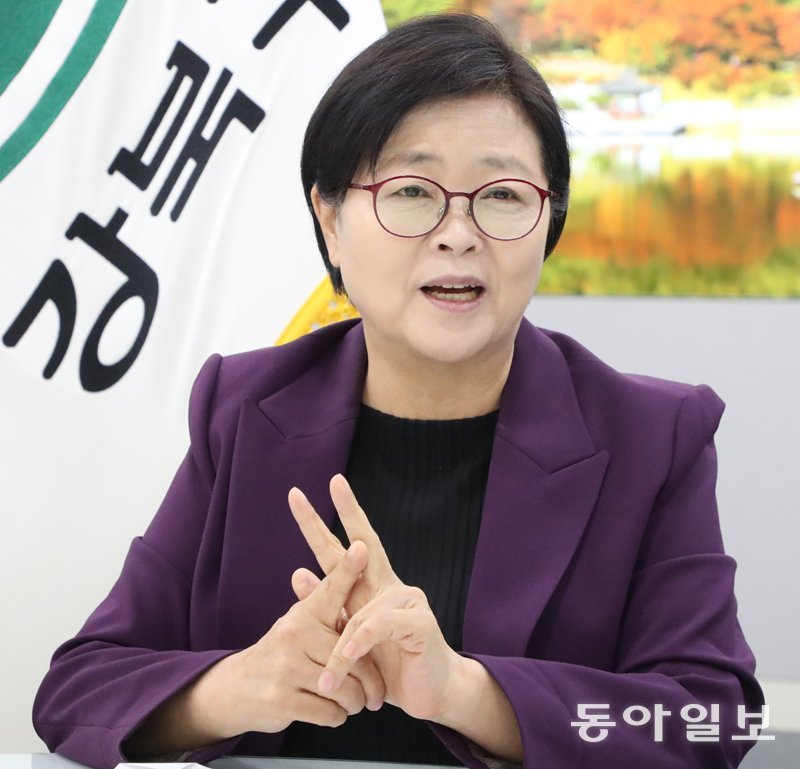 7일 오후 이순희 강북구청장이 집무실에서 동아일보와 인터뷰하고 있다. 이 구청장은 임기 내 신강북선을 신설해 강남북 지역 균형발전을 이루겠다고 밝혔다. 김동주 기자 zoo@donga.com