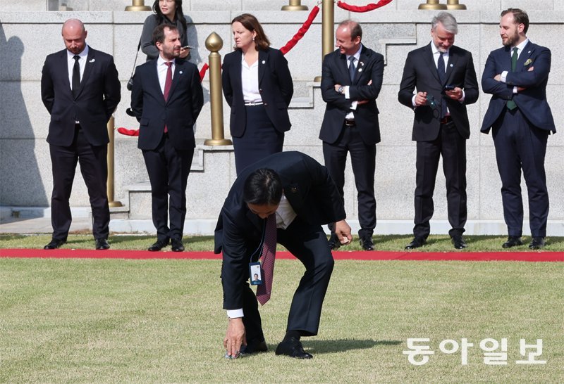 24일 오후 서울 용산 대통령실 경내에서 열린 안제이 두다 폴란드 대통령의 국빈 방한 공식 환영식 행사장에 북한이 살포한 대남 전단이 떨어지자 관계자가 황급히 줍고 있다. 송은석 기자 silverstone@donga.com