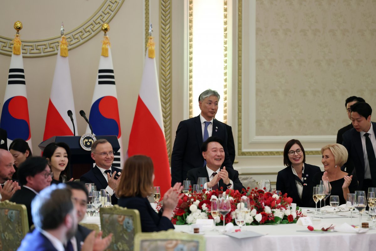 윤석열 대통령과 김건희 여사가 24일 청와대 영빈관에서 열린 국빈 만찬에서 안제이 두다 폴란드 대통령, 부인 아가타 코른하우저 두다 여사와 공연 관람 중 박수를 치고 있다. 대통령실 제공