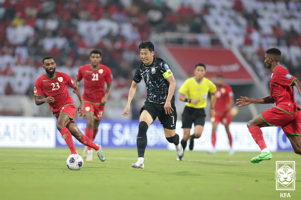 10일 (한국시간) 오만 무스카트의 술탄카부스 경기장에서 열린 오만과의 2026 국제축구연맹(FIFA) 북중미 월드컵 아시아지역 3차 예선 B조 조별리그 2차전 대한민국과 오만의 경기에서 대한민국 손흥민이 돌파를 시도하고 있다. (대한축구협회 제공) 2024.9.10