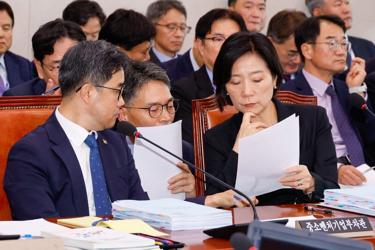 오영주 중소벤처기업부 장관(오른쪽)과 김성섭 차관이 25일 서울 여의도 국회 산업통상자원중소벤처기업위원회에서 열린 중소벤처기업부 특허청 등 종합 국정감사에서 자로를 살피고 있다. 2024.10.25/뉴스1