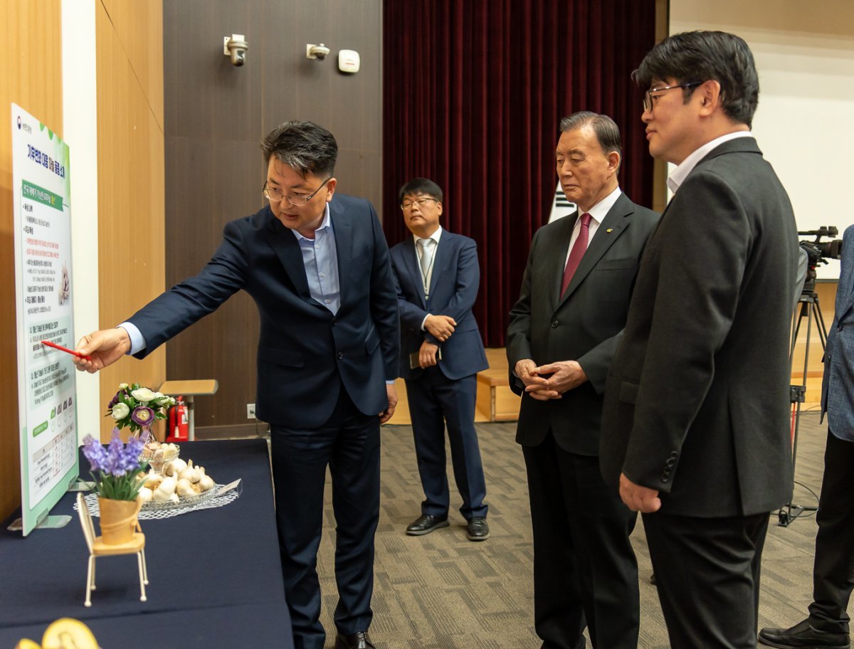 기후변화 대응 신품종 설명회를 마련한 홍문표 aT 사장(오른쪽 두 번째)과 권재한 농촌진흥청 청장(오른쪽 첫 번째).