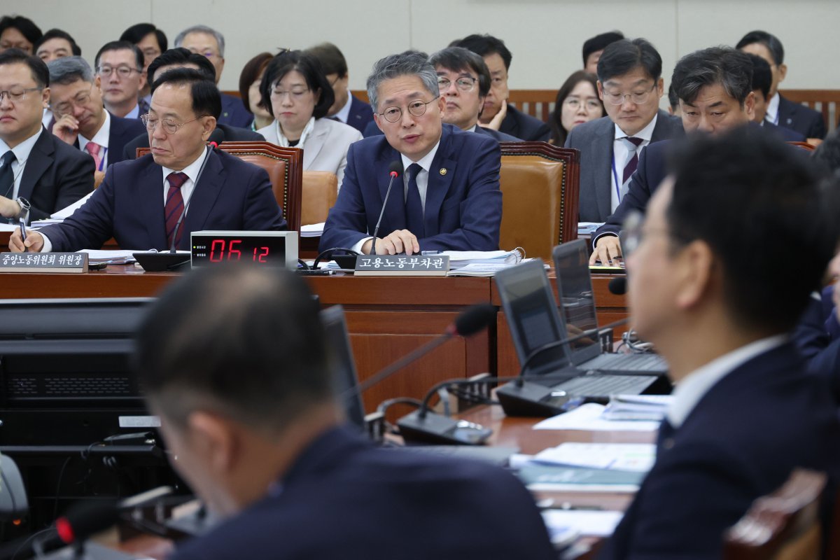 김민석 고용노동부 차관이 25일 오전 서울 여의도 국회에서 열린 환경노동위원회의 고용노동부, 경제사회노동위원회 등에 대한 종합감사에서 의원질의에 답하고 있다. 2024.10.25. [서울=뉴시스]