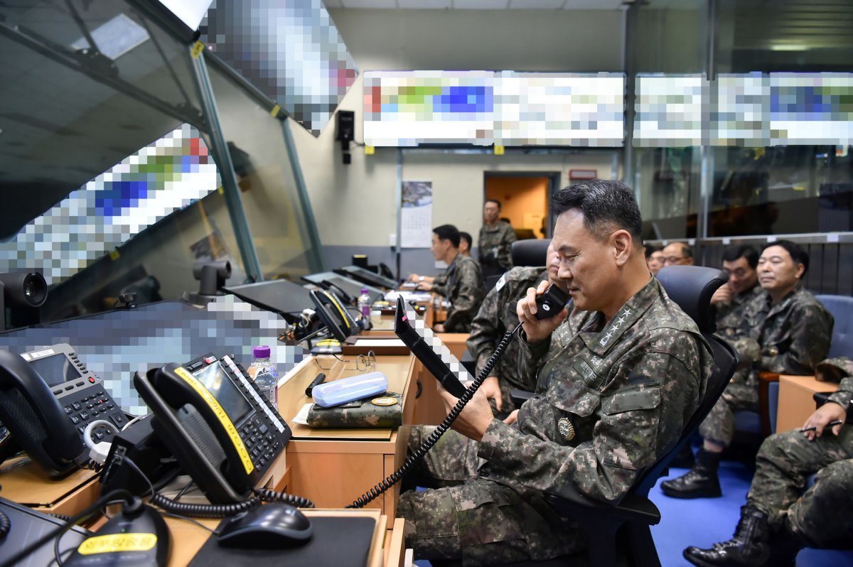 김명수 합참의장이 25일 공군작전사령부 항공우주작전본부에서 ‘24 호국훈련을 수행 중인 임무조종사와 격려통화를 하고 있다. (사진=합참 제공) 2024.10.25. photo@newsis.com *재판매 및 DB 금지