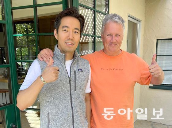 김동신 센드버드 대표가 와이콤비네이터 설립자인 폴 그레이엄(Paul Graham)과 함께 엄지손가락을 치켜 세워보이고 있다. 김동신 대표 페이스북 캡처.