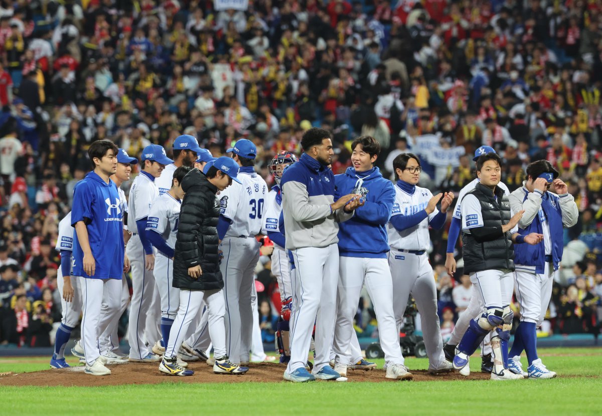 25일 대구 수성구 대구삼성라이온즈파크에서 열린 2024 KBO 포스트시즌 한국시리즈 3차전 KIA 타이거즈와 삼성 라이온즈의 경기, 4-2로 승리한 삼성 레예스와 선수들이 자축하고 있다. 2024.10.25.[대구=뉴시스]