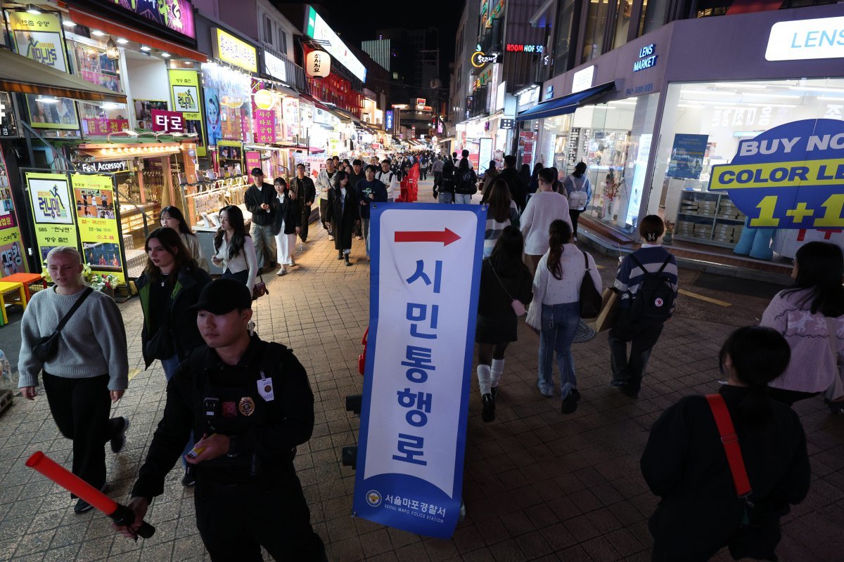 핼러윈 데이를 앞둔 25일 오후 서울 마포구 홍대 거리에서 경찰들이 인파 관리를 하고 있다. 2024.10.25/뉴스1 ⓒ News1