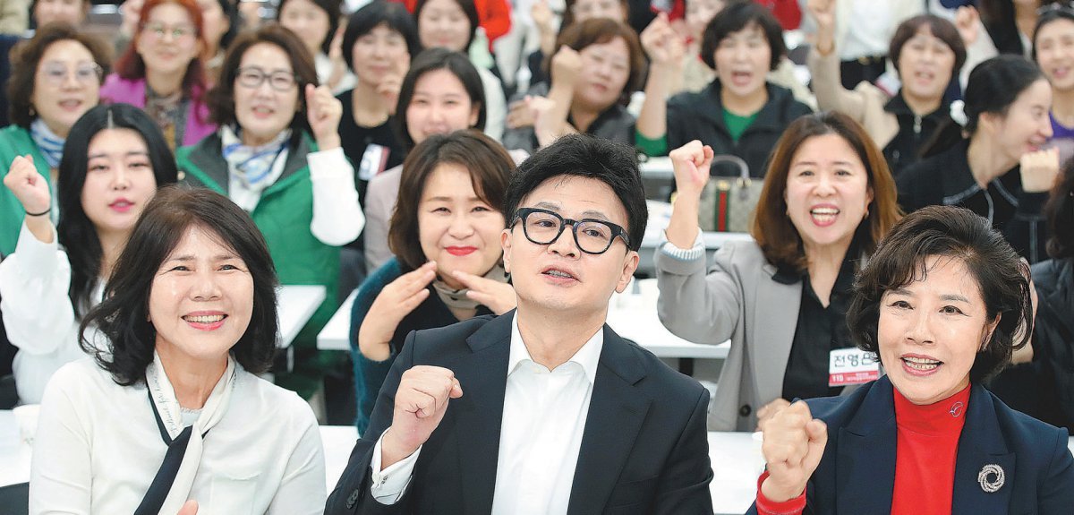 국민의힘 한동훈 대표(가운데)가 25일 국민의힘 대구시당에서 열린 대구여성정치아카데미에서 연설을 마친 뒤 참석자들과 기념 촬영을 하고 있다. 한 대표는 이날 당 대표 취임 뒤 처음 대구를 찾아 “대구·경북은 보수정당·우파의 대주주이고 저는 그 보수정당의 대표이자 CEO”라고 말했다. 대구=뉴스1