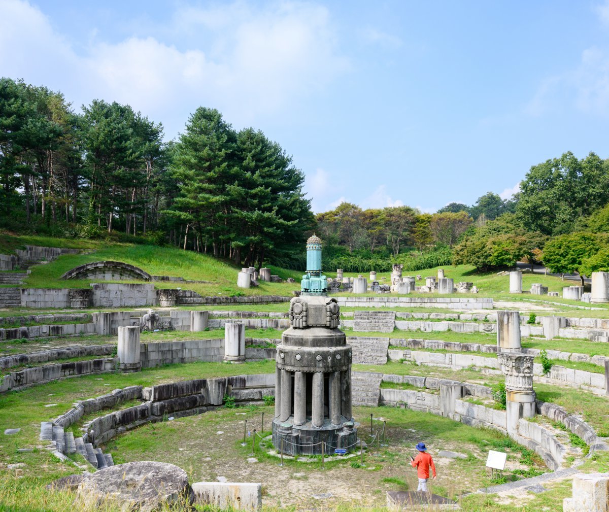 충남 천안 독립기념관 조선총독부 철거 부재 전시 공원. 중앙에 조선총독부 청사 첨탑이 놓여 있다. 주변 돌들도 당시 계단과 기둥 등을 철거하고 남은 것이다. GNC21 제공