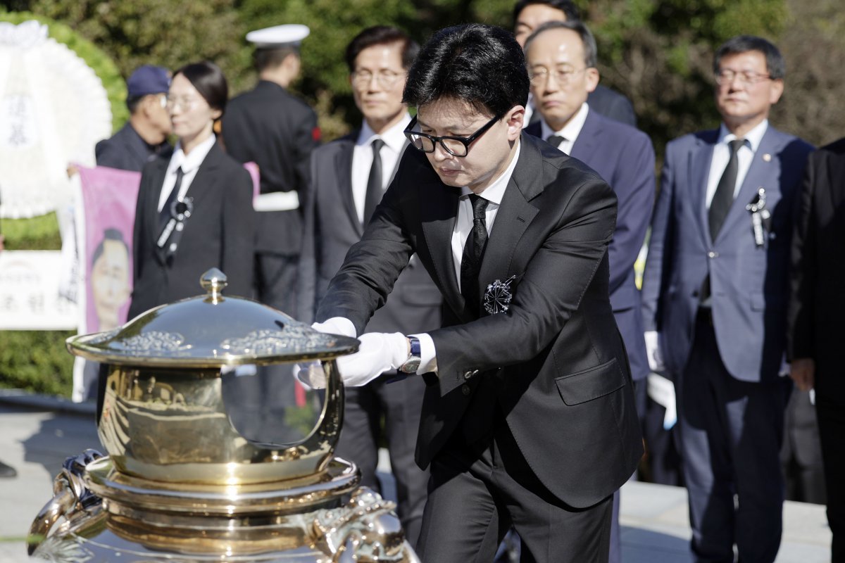 한동훈 국민의힘 대표가 26일 서울 동작구 국립현충원 박정희 전 대통령 묘역에서 열린 45주기 추도식에 참석해 분향하고 있다. 2024.10.26.[서울=뉴시스]