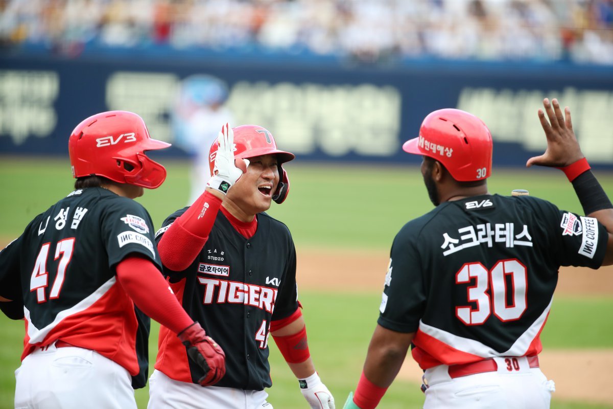 26일 오후 대구 삼성라이온즈파크에서 열린 프로야구 ‘2024 신한 SOL 뱅크 KBO 포스트시즌’ 한국시리즈 4차전 KIA 타이거즈와 삼성 라이온즈의 경기, KIA 9번타자로 나온 김태군이 3회초 2사 만루 상황 교체된 삼성 투수 송은범을 상대로 좌월 만루홈런을 친 뒤 기뻐하고 있다. 2024.10.26 뉴스1