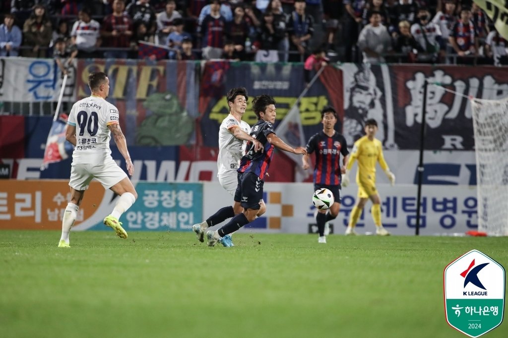 FC서울 기성용(왼쪽에서 두 번째)이 4개월 만에 그라운드로 복귀했다. (한국프로축구연맹 제공)