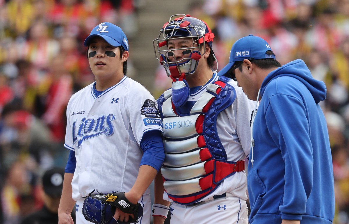 26일 오후 대구 삼성라이온즈파크에서 열린 프로야구 ‘2024 신한 SOL 뱅크 KBO 포스트시즌’ 한국시리즈 4차전 KIA 타이거즈와 삼성 라이온즈의 경기 3회초 KIA 공격 무사 1, 2루 상황이 발생하자 코칭스테프가 마운드에 방문하고 있다. 2024.10.26 뉴스1