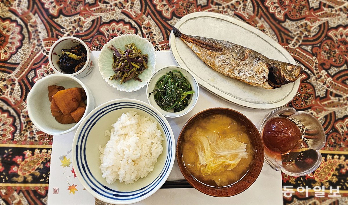 A breakfast table prepared without overlapping ingredients, recipes, textures, and colors.