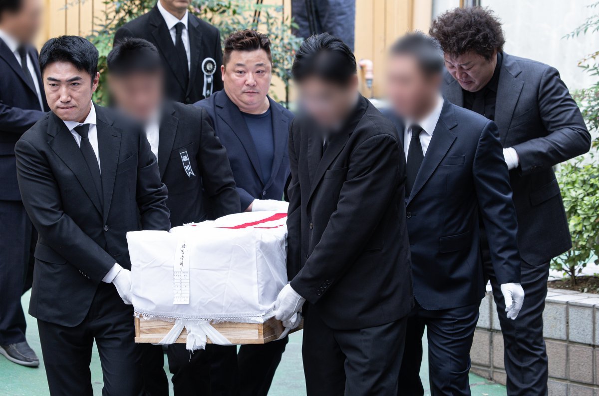 개그맨 장동민과 정준하, 윤정수가 27일 오전 서울 성동구 한양대학교병원 장례식장에서 열린 배우 故 김수미의 발인식에서 고인을 운구하고 있다. 2024.10.27/뉴스1