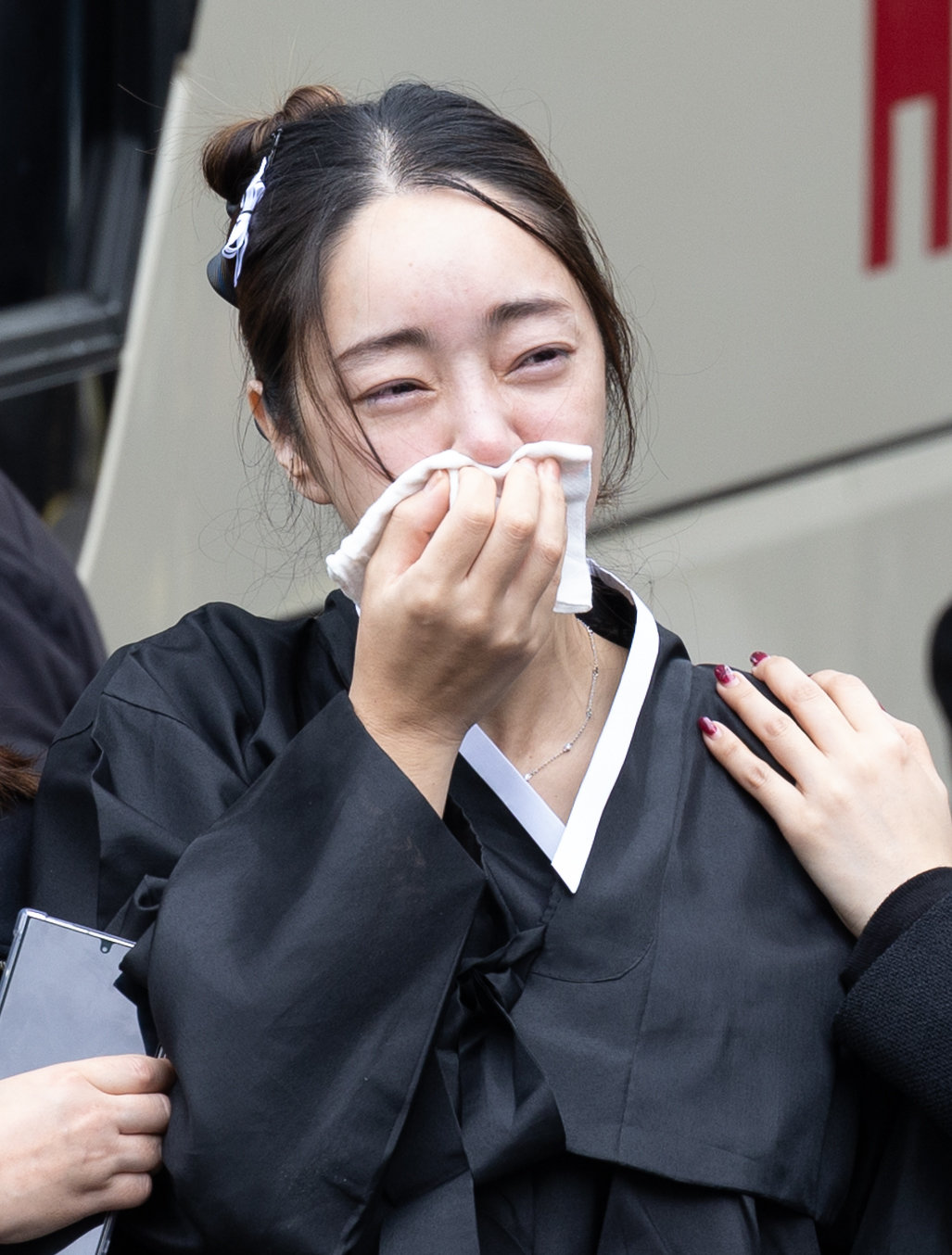 故김수미 며느리 서효림이 27일 오전 서울 성동구 한양대학교병원 장례식장에서 열린 배우 故 김수미의 발인식에서 고인의 마지막 가는 길을 배웅하고 있다. 2024.10.27/뉴스1