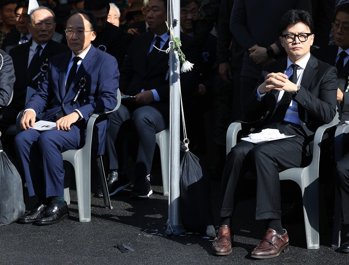 국민의힘 한동훈 대표와 추경호 원내대표가 26일 서울 동작구 국립서울현충원 박정희대통령 묘역에서 열린 박정희 전 대통령 서거 제45주기 추도식에 참석해 있다. 2024.10.26/뉴스1