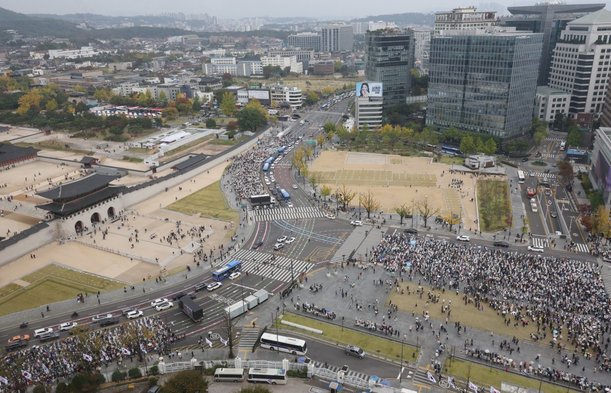 한국교회연합이 27일 서울 종로구 광화문 일대에서 포괄적 차별금지법 제정 저지 집회를 하고 있다. 한국교회연합의 초대형 연합 예배는 광화문 세종대로와 서울역 광장 일대 등 7개 도로, 여의도 일대 여의대로 등 4개 도로에서 동성결혼 합법화·차별금지법 제정 저지를 위한 기도와 예배 및 집회를 하고 있다. 2024.10.27 서울=뉴시스