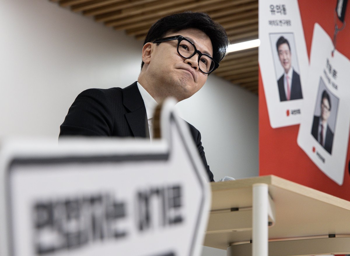 한동훈 국민의힘 대표가 27일 오후 서울 성동구 성수동의 한 건물에서 열린 ‘역면접x국민의힘 2030이 묻고 정당이 답하다’에서 질문을 듣고 있다. 2024.10.27 뉴스1