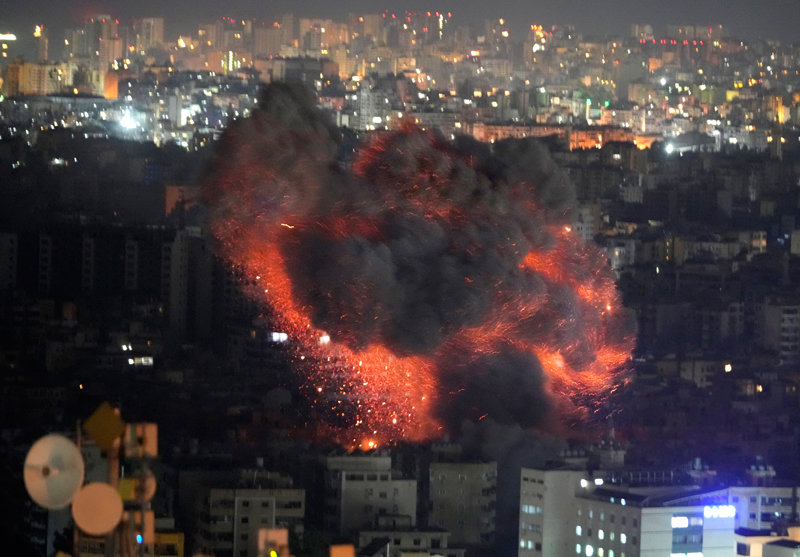 헤즈볼라 향한 공격도 계속 27일 새벽 레바논 수도 베이루트 남부 다히예 일대에서 이스라엘의 공습을 받은 건물 위로 붉은 연기가 피어오르고 있다. 레바논의 친(親)이란 무장단체 헤즈볼라를 겨냥한 공격을 지속하고 있는 이스라엘은 전날에도 공습으로 헤즈볼라 조직원 70여 명을 제거했다고 밝혔다. 베이루트=AP 뉴시스