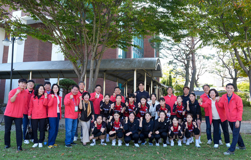 11~17일 경남 김해에서 열린 제105회 전국체육대회에 참가한 강원 고등부 선수들과 이들을 응원하기 위해 방문한 강원특별자치도교육청 관계자들이 기념 촬영을 하고 있다. 강원특별자치도교육청 제공