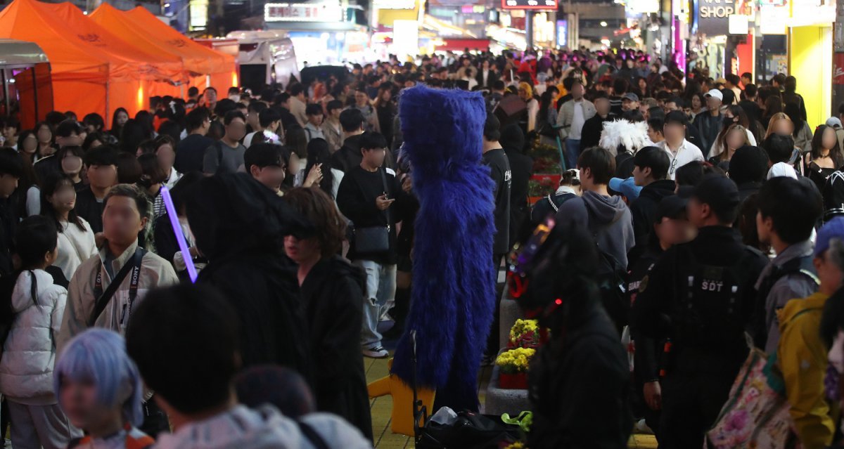 핼러윈데이 앞두고 거리 빽빽 핼러윈데이를 5일 앞둔 26일 오후 서울 마포구 홍익대 인근 거리가 인파로 북적이고 있다. 이날 오후 9, 10시경에는 8만 명이 넘는 사람들이 몰렸다. 이태원 핼러윈 참사 2주년(29일)을 앞두고 정부와 경찰은 특별대책기간을 운영하는 등 긴장한 모습이다. 뉴스1