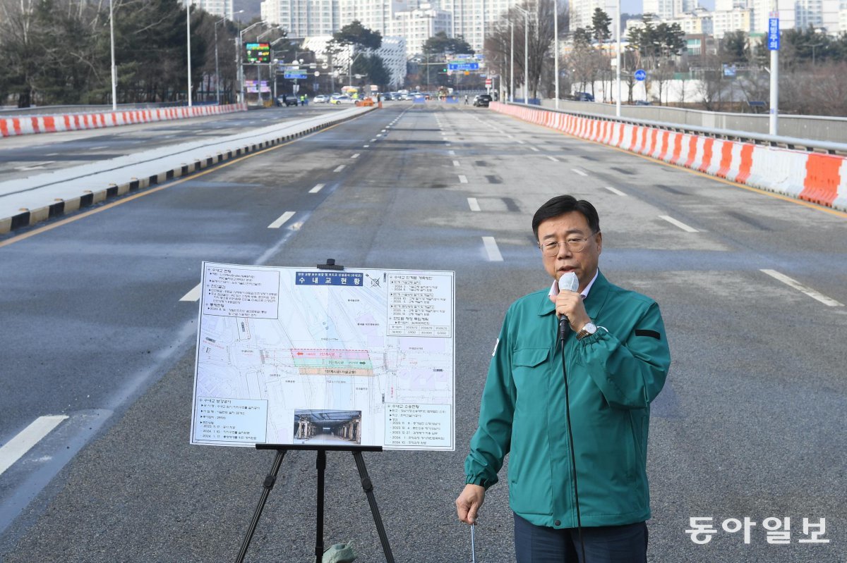 신상진 경기 성남시장이 올해 1월 수내교 공사 현장을 직접 점검한 뒤 브리핑하고 있다. 성남시 제공