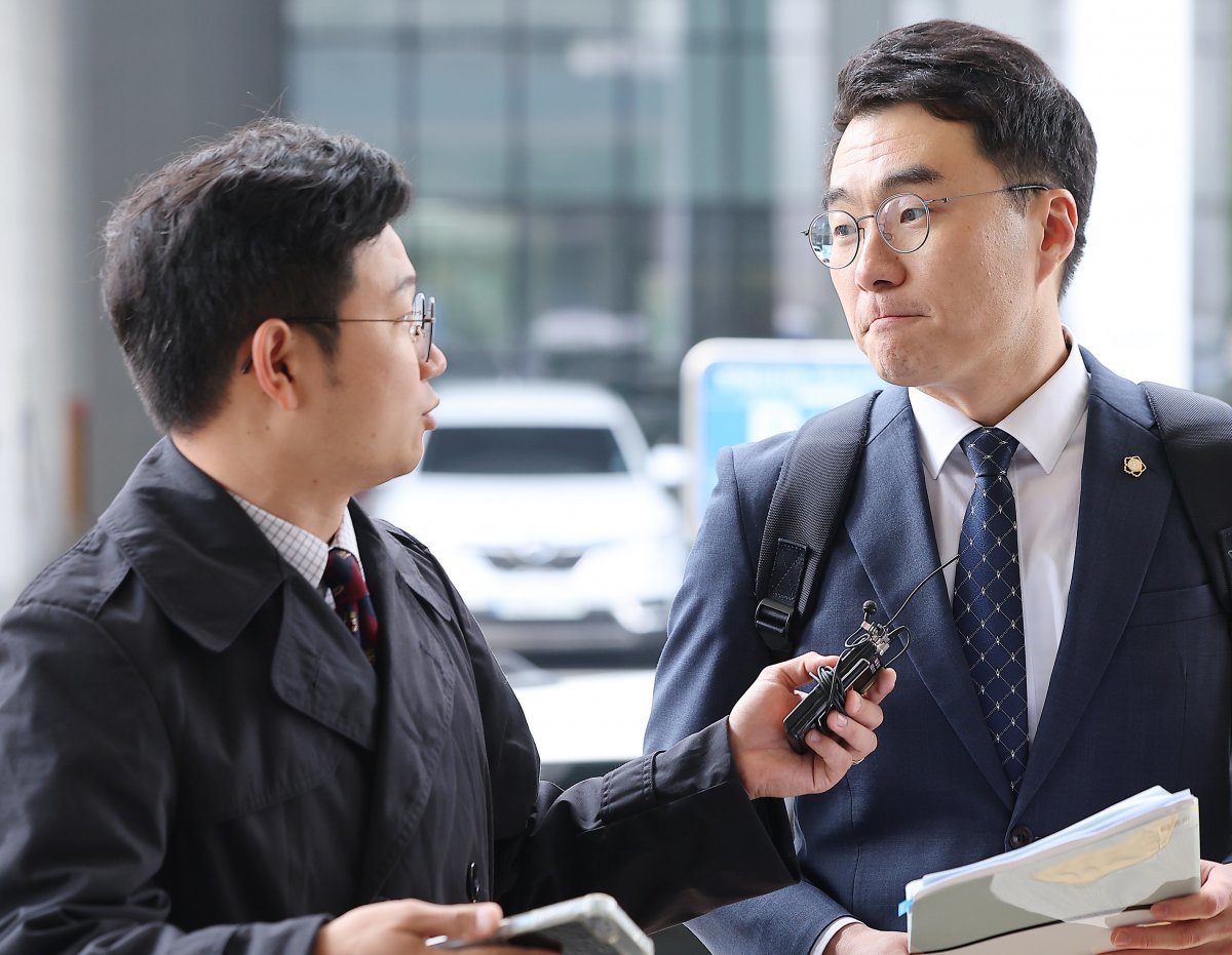 거액의 암호화폐(코인) 보유 사실을 숨기기 위해 허위로 국회 재산 신고를 한 의혹을 받는 김남국 전 더불어민주당 의원이 28일 오전 서울 양천구 남부지법에서 열리는 위계공무집행방해 혐의 관련 첫 공판 출석에 앞서 취재진의 질문을 듣고 있다. 2024.10.28/뉴스1 ⓒ News1