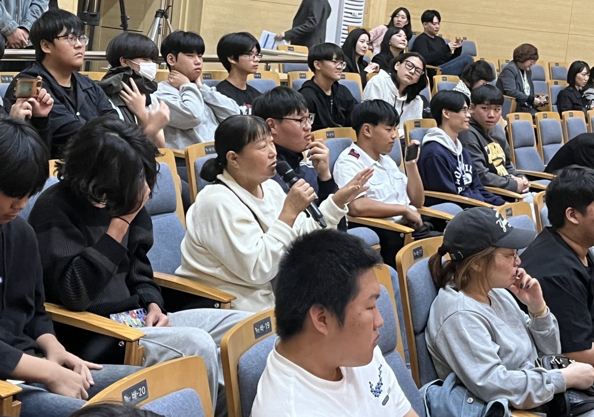 26일 전북 전주시에 있는 한국전통문화의전당에서 열린 한국기술부사관고 입학설명회에 참석한 한 학부모가 학교 관계자에게 질문을 하고 있다. 한국기술부사관고 제공