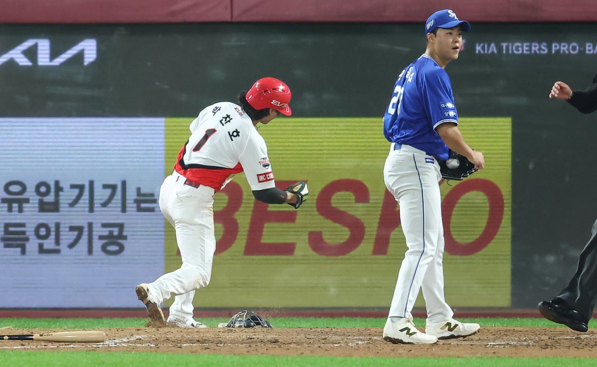 28일 오후 광주 북구 기아챔피언스필드에서 열린 프로야구 ‘2024 신한 SOL 뱅크 KBO 포스트시즌’ 한국시리즈 5차전 삼성 라이온즈와 기아 타이거즈의 경기, 5회말 2사 만루 상황에서 2루주자 KIA 박찬호가 삼성 김윤수의 폭투때 홈으로 쇄도해 득점하고 있다. 2024.10.28/뉴스1