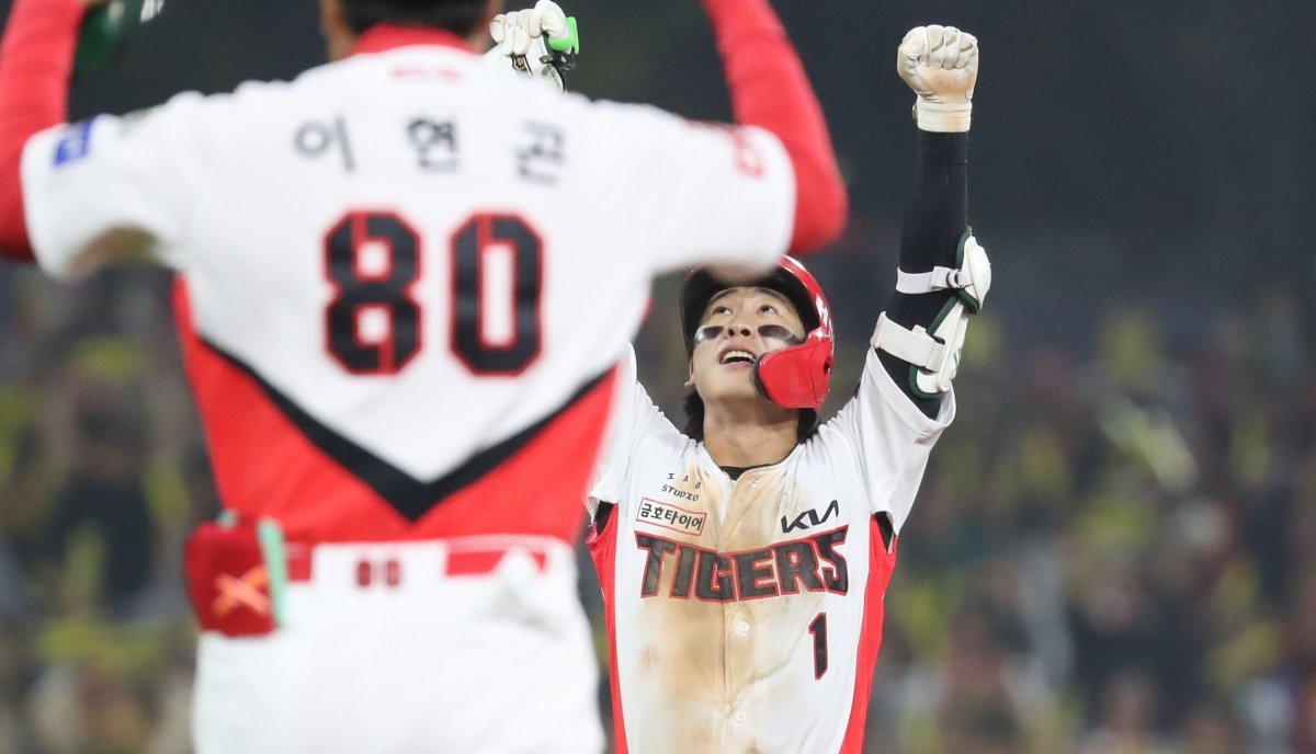 28일 오후 광주 기아챔피언스필드에서 열린 프로야구 ‘2024 신한 SOL 뱅크 KBO 포스트시즌’ 한국시리즈 5차전 삼성 라이온즈와 KIA 타이거즈의 8회말 KIA 공격 1사 주자 1루 상황에서 KIA 박찬호가 1타점 2루타를 친 뒤 환호하고 있다. 2024.10.28/뉴스1