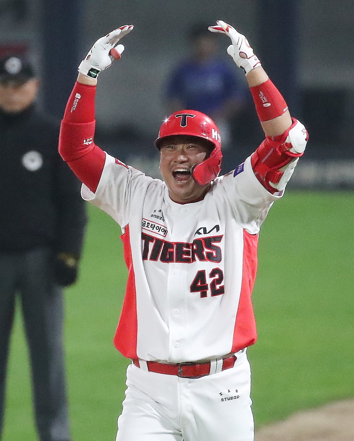 28일 오후 광주 기아챔피언스필드에서 열린 프로야구 ‘2024 신한 SOL 뱅크 KBO 포스트시즌’ 한국시리즈 5차전 삼성 라이온즈와 KIA 타이거즈의 경기, 6회말 1사 1,3루 상황 KIA 김태군이 삼성 임창민을 상대로 1타점 적시 내야안타를 치고 환호하고 있다. 뉴스1