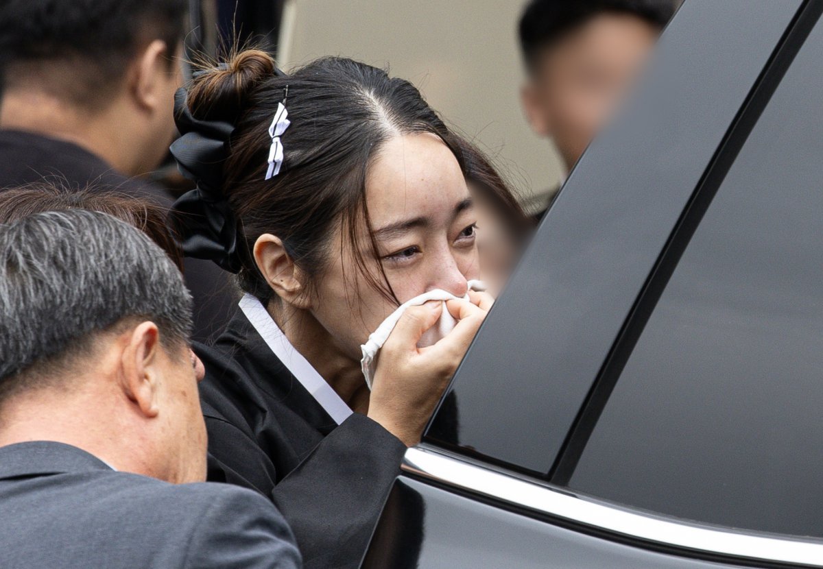 故김수미 며느리 서효림이 27일 오전 서울 성동구 한양대학교병원 장례식장에서 열린 배우 故김수미의 발인식에서 고인의 마지막 가는 길을 배웅하고 있다. 뉴스1