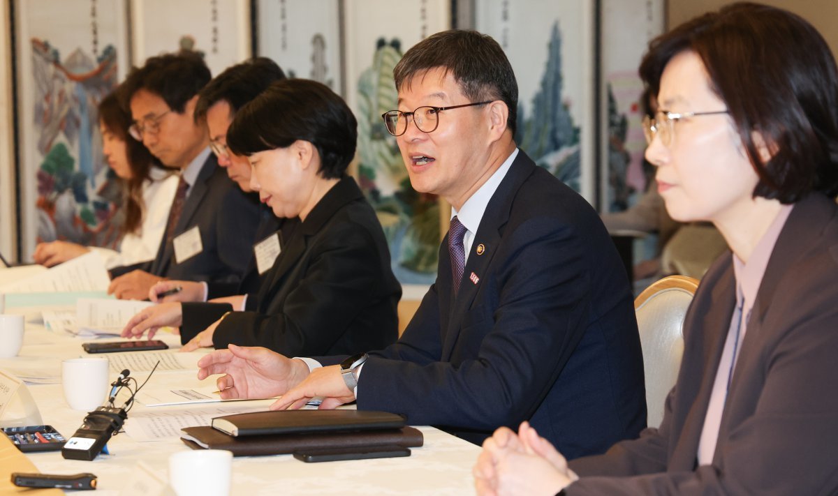 이기일 보건복지부 제1차관이 29일 서울 종로구 정부서울청사에서 열린 제4차 장기요양위원회 회의에서 모두발언을 하고 있다. 2024.10.29/뉴스1