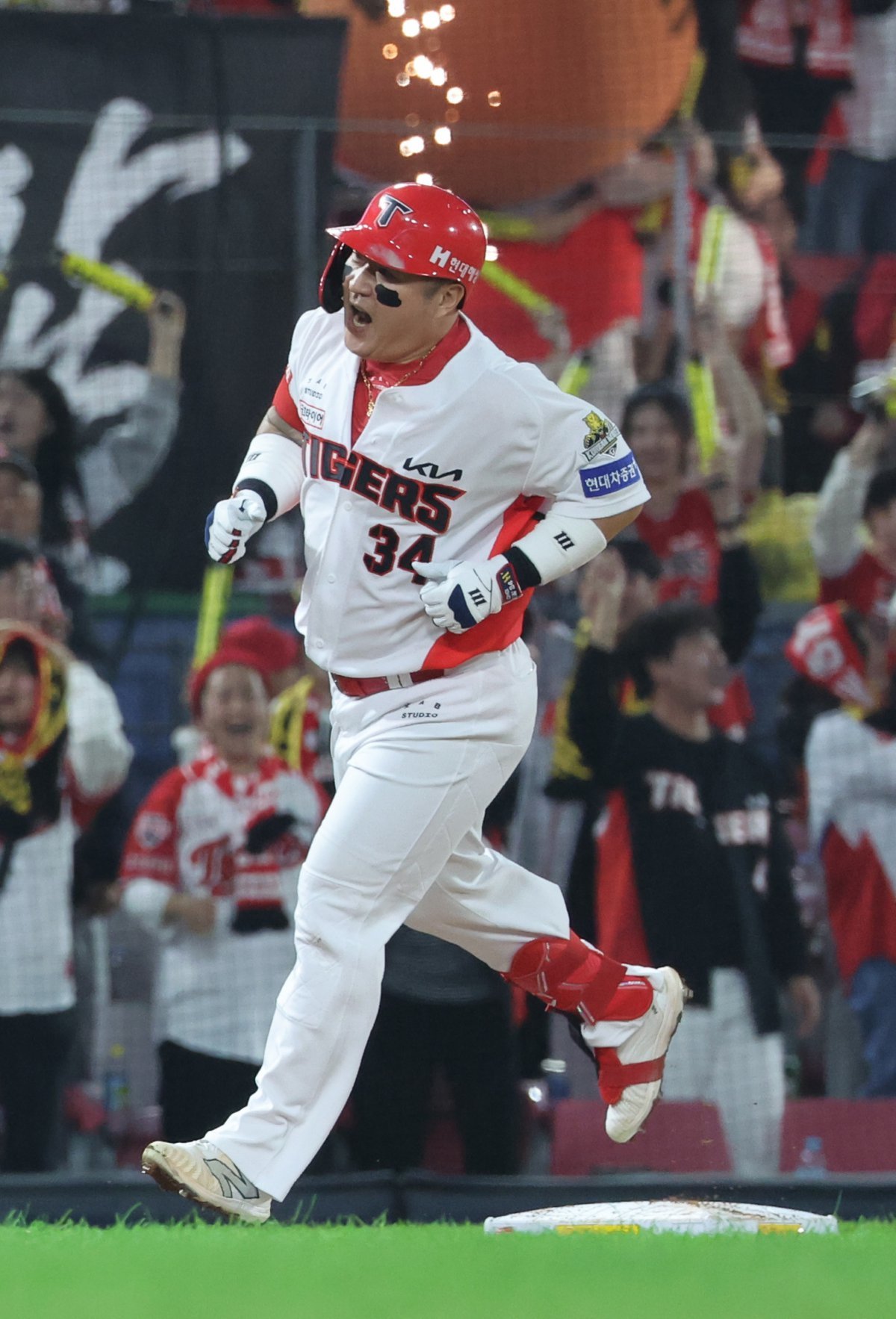 28일 광주 북구 광주-기아챔피언스필드에서 열린 2024 KBO 포스트시즌 한국시리즈 5차전 KIA 타이거즈와 삼성 라이온즈의 경기, 5회말 삼성 KIA 선두타자 최형우가 솔로홈런을 치고 베이스를 돌고있다. 2024.10.28. 뉴시스