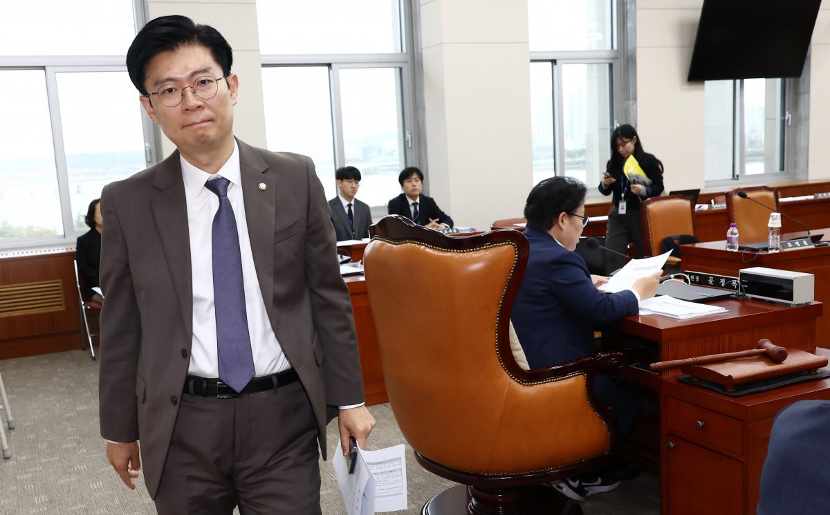 국회 교육위원회 국민의힘 간사인 조정훈 의원이 29일 오전 서울 여의도 국회에서 열린 지방교육재정교부금법 일부개정법률안 관련 교육위원회 법안심사소위원회에서 반대 의사를 밝힌 후 퇴장하고 있다. 오른쪽은 야당 간사이자 법안심사소위 위원장인 문정복 의원. 2024.10.29/뉴스1 ⓒ News1