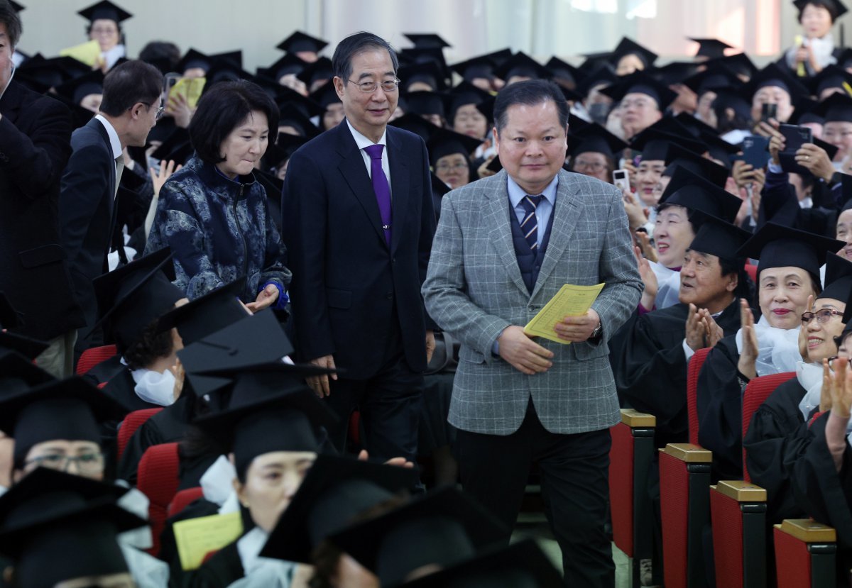 16일 오전 서울 노원구 중계동 학교형태 평생교육시설인 청암중고등학교에서 열린 2023학년도 졸업식에 참석하고 있다. 2024.2.16/뉴스1 ⓒ News1