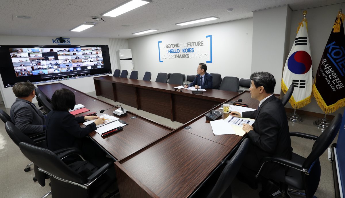 이주호 사회부총리 겸 교육부 장관이 11일 오전 서울 영등포구 한국교육시설안전원에서 의과대학 운영 대학 총장들과 화상 간담회를 하고 있다. (교육부 제공) /뉴스1