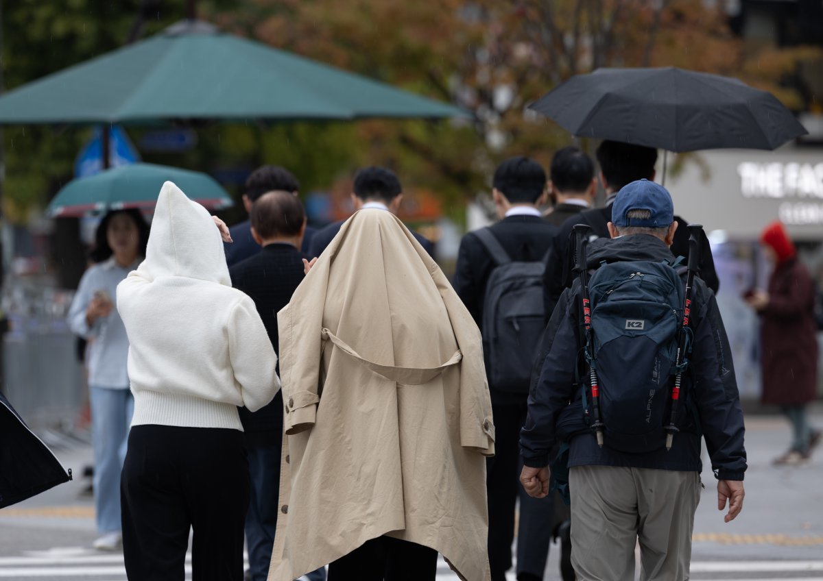 가을비가 내리는 29일 오전 서울 세종대로 광화문광장에서 우산을 준비하지 못한 시민들이 발걸음을 재촉하고 있다. 2024.10.29 뉴스1