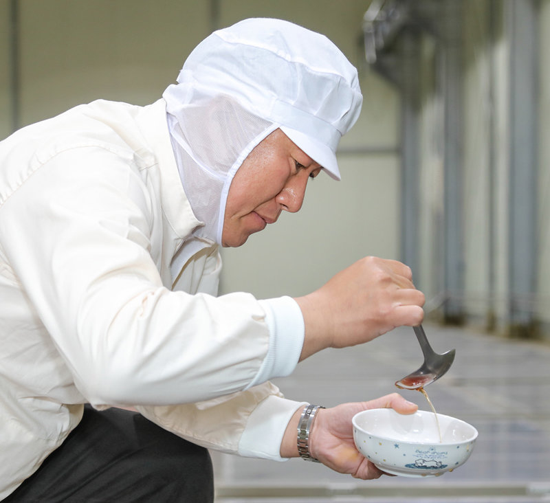 경북 경주시 김명수종합식품 공장에서 김헌목 대표가 전통염해법으로 생산한 액젓을 살펴보고 있다. 김명수종합식품 제공