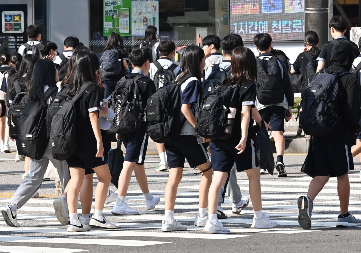 경기도내 초 ·중 ·고등학교가 개학한 19일 경기도 수원시 영통구 망포동에서 학생들이 등교를 하고 있다. 2024.08.19. [수원=뉴시스]